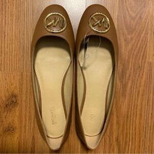 Michael Kors Amanda Ballet Faux Leather Brown And Gold Logo Size 7.5 US NIB